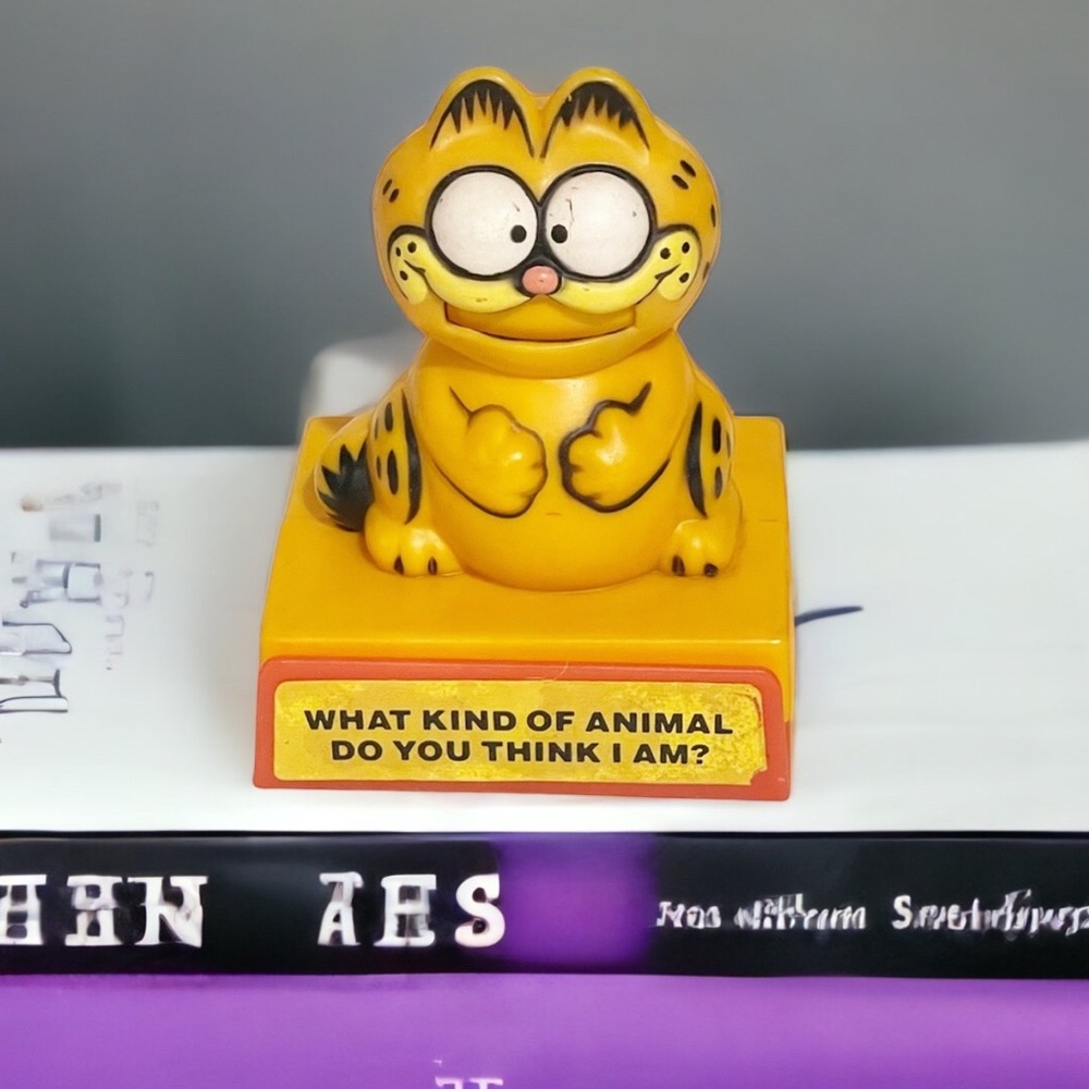 Garfield Vintage Smiling Cat Push‎ Down Desk Decor Collectible
